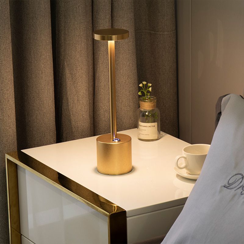 Lampada da scrivania per soggiorno con camera da letto in metallo in stile decorazione postmoderna a una testa