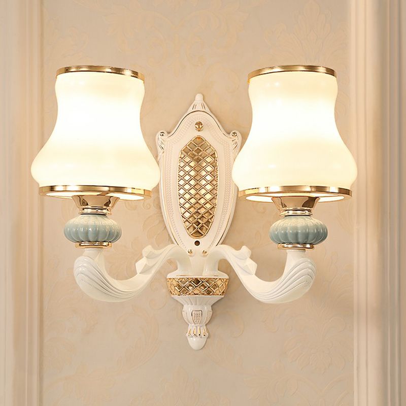 Melkachtig glas wijd uitlopende lampje Minimalistische woonkamer wandlamp in het wit in het wit