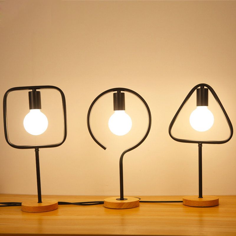 Cadre géométrique lampe de table en métal industriel Lumière de nuit de chevet simple avec base en bois rond