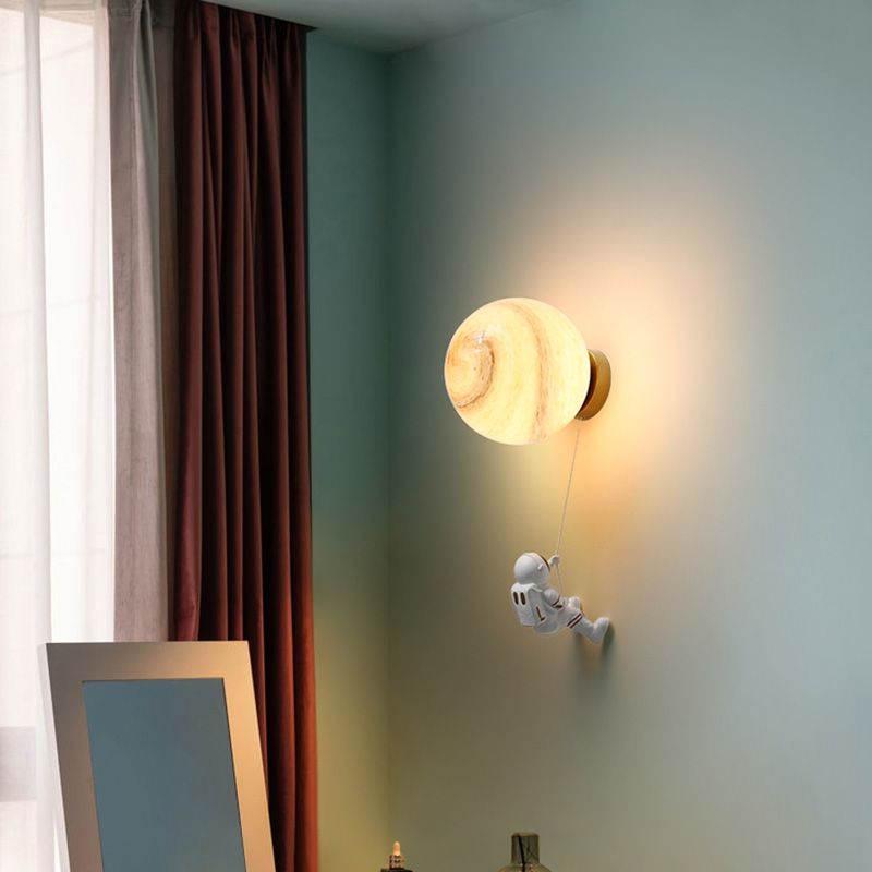 Camera da bambino una lampada da parete con sconde murale