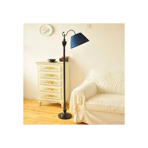 Zeitgenössischer schwarzer Basis -Stehlampenschatz Ein leichter Metallbodenlicht für Wohnzimmer