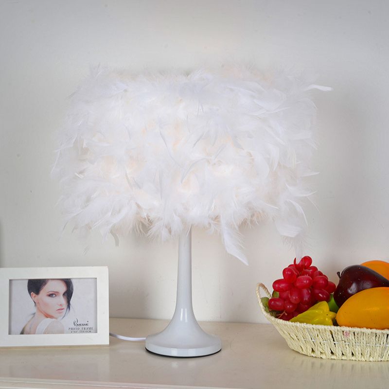 Lampada da comodino moderna con illuminazione da scrivania a 1 luce in piuma bianca con paralume in tessuto per soggiorno