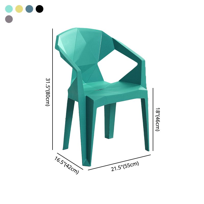 El brazo de cena al aire libre moderno preside el patio trasero lateral plástico que cena los sillones