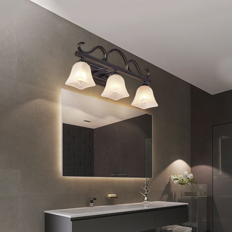 Traditionelle glockenförmige Leuchtenleuchte Glaswandmontage in Schwarz montiert