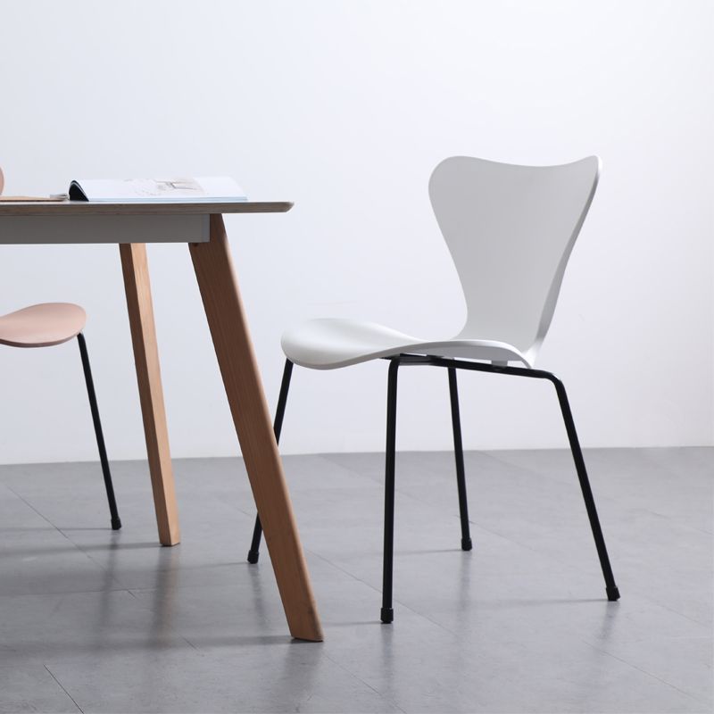 Sillas laterales sin brazos modernas con 4 patas de acabado negro sillas sólidas de plástico para uso doméstico