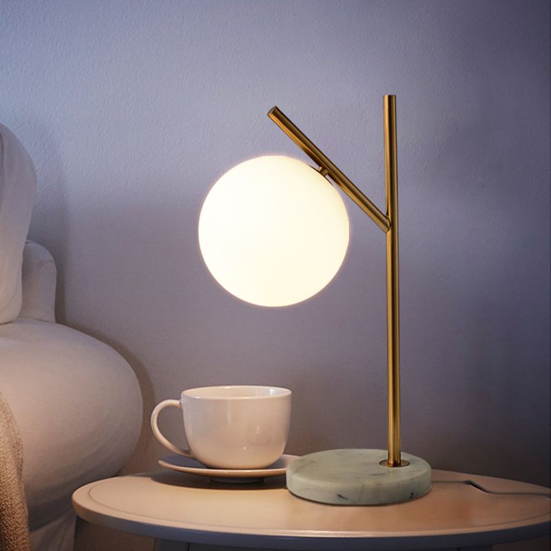 Lumière nocturne sphérique en verre blanc minimaliste 1 bulbe en laiton Table table de nuit