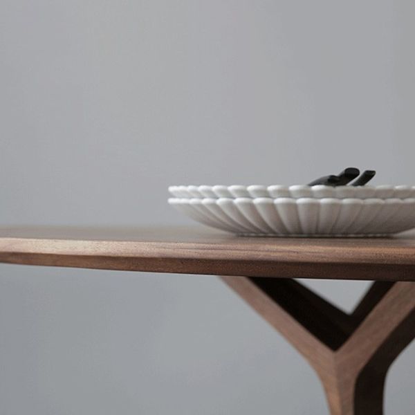 Table à manger en bois massif moderne table ronde marron avec base de piédestal pour la maison
