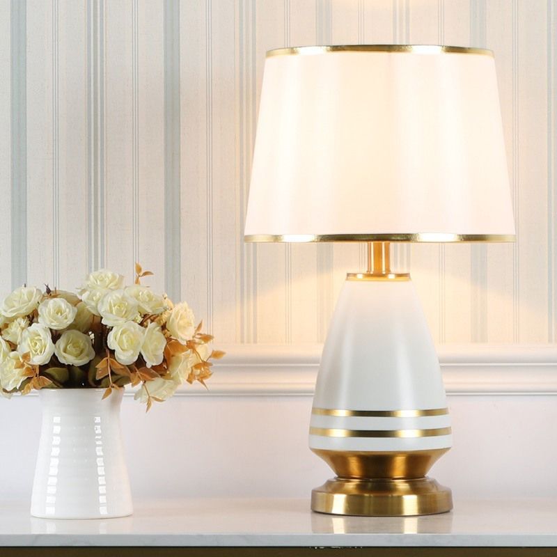 Lampada da comodino con paralume conico Lampada da lettura in tessuto contemporaneo con 1 testa in bianco