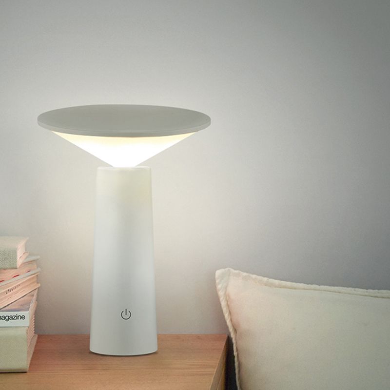 Lámpara moderna de lectura LED Lámpara de mesa de metal de torre blanca ligera con sombra de plástico