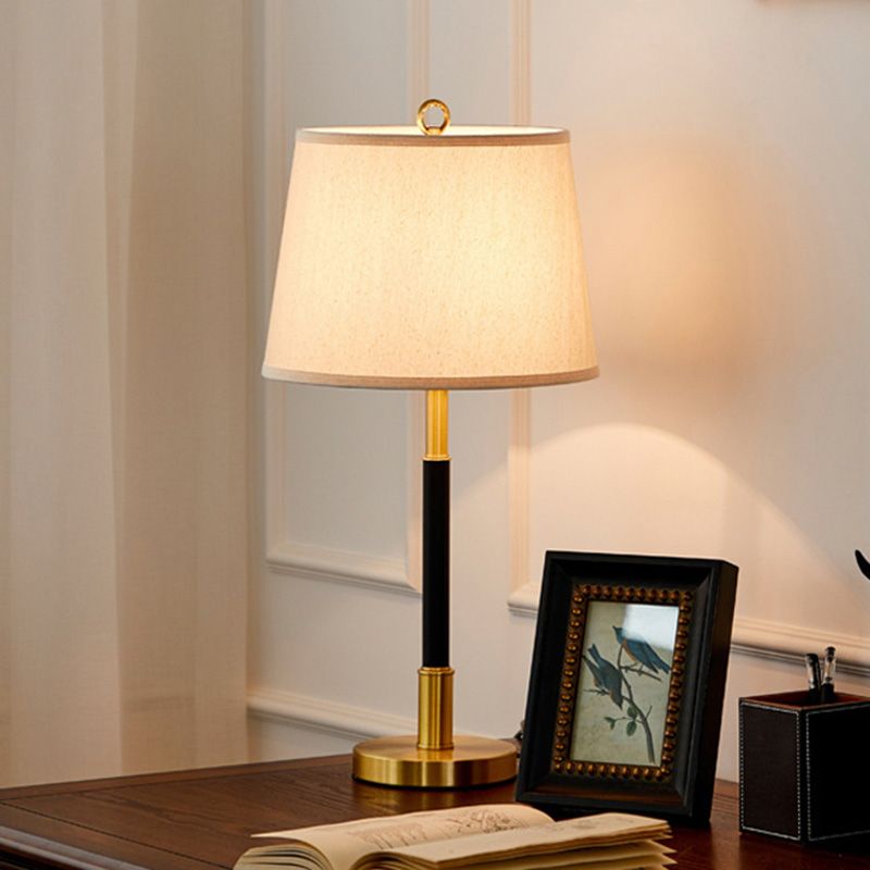 Lámpara de mesa sombreada de barril de tela Iluminación de mesita de noche moderna en oro para sala de estudio