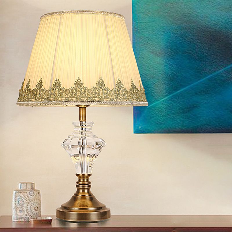Zeitgenössischer gebogener Nachttisch Lampe handgeschnittene Kristall 1 Glühbirne Leslicht in Beige