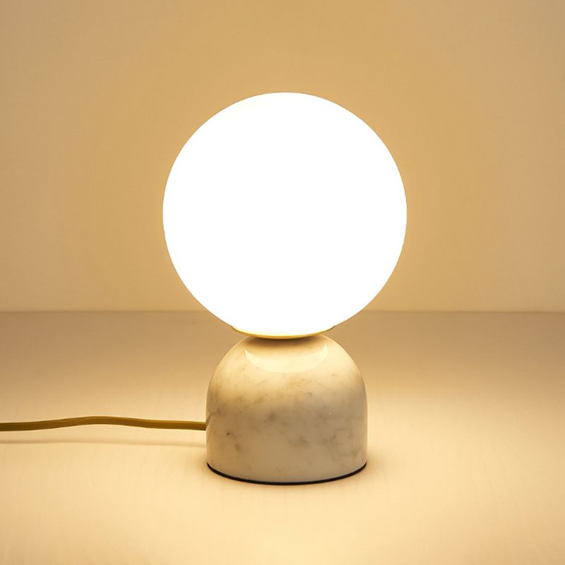 Lámpara de mesa de globo de vidrio en el estilo artístico moderno Luz de mesa de mármol para el dormitorio