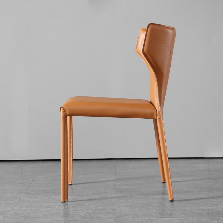 Silla lateral moderna con respaldo de orejas, silla de cuero con acabado mate para comedor