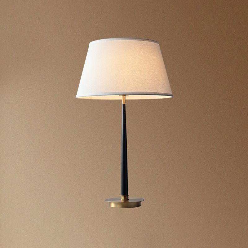 Iluminación de mesa de forma cónica de tela minimalista sala de estar lámpara de noche en negro