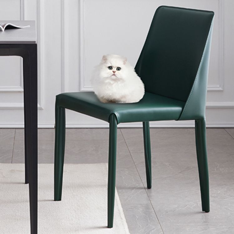 Chaise de salle à manger contemporaine en simili cuir, finition mate, dossier solide