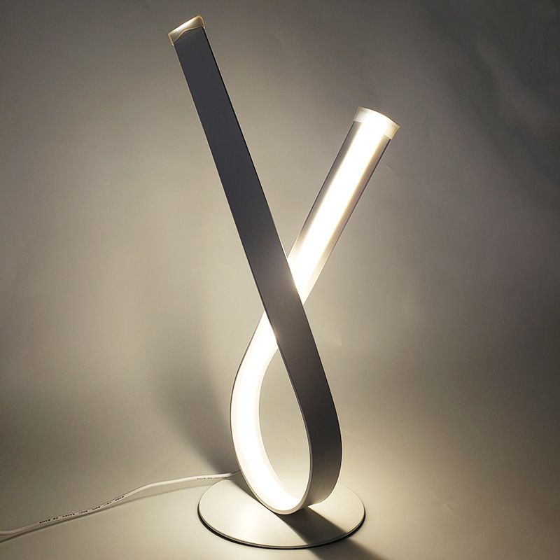 Lampada da tavolo lineare Lampade da comodino moderne Lampada da tavolo in metallo a 1 luce in bianco