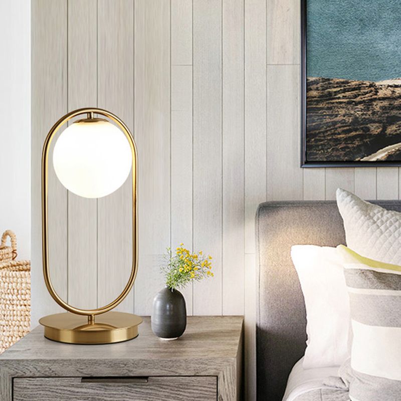 Éclairage de table en métal ovale doré luxueux 1 ampoule opaque en verre opaque lampe de nuit pour le salon