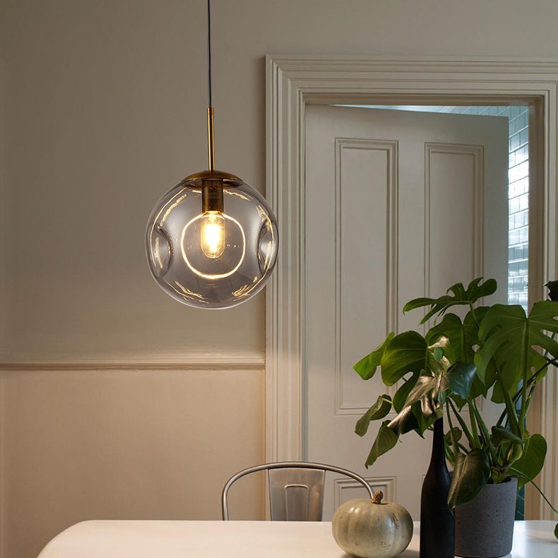 Lámpara de colgación esférica de vidrio con hoyuelos simplicidad de acabado de latón de la cabeza para cenar para cenar
