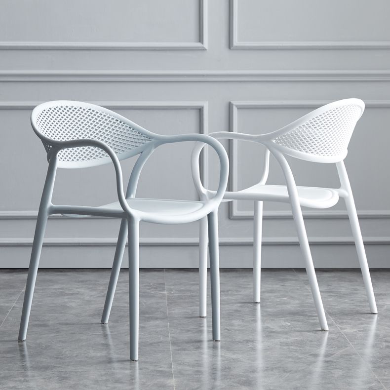 Sedia da pranzo in plastica moderna per interni moderni.