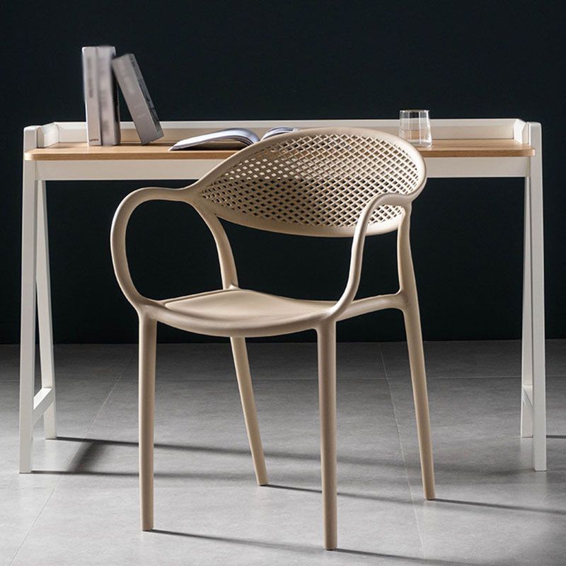 Chaises contemporaines avec bras de salle à manger, chaise latérale en plastique à dossier ouvert pour la cuisine