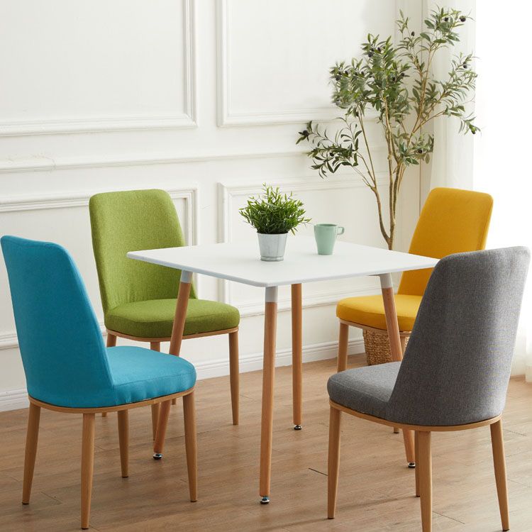 Silla de comedor moderna para interiores y exteriores, silla con respaldo sólido acolchado sin brazos de metal