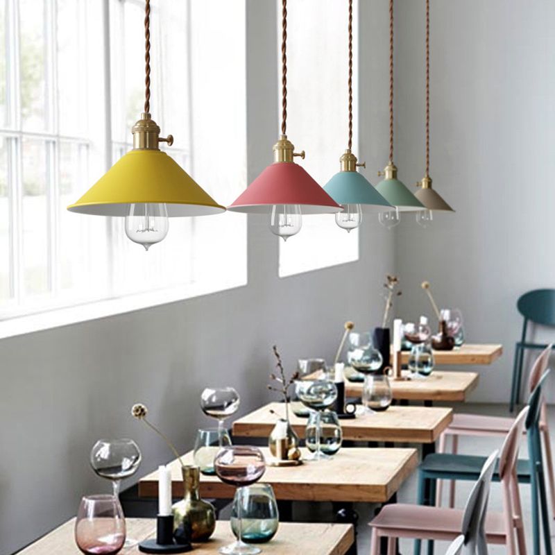 Forme de cône en métal Lumières suspendues modernes à 1 lumière suspendue à support pour salle à manger