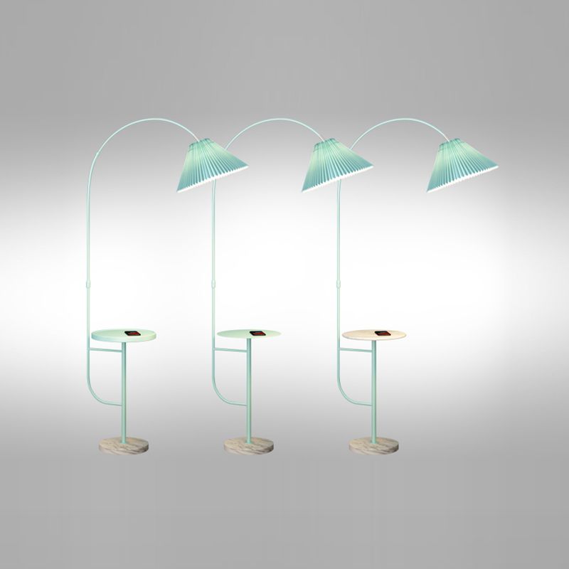 Lámpara de lectura de piso de metal moderna Luz de piso de 1 luz con escritorio para dormitorio