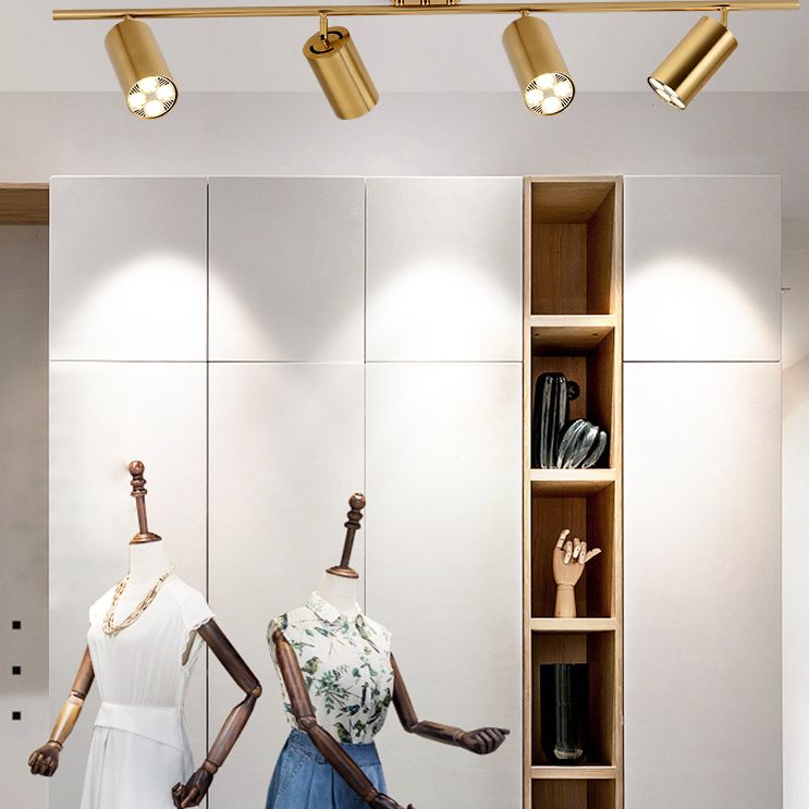 Ideas de iluminación sobre riel nórdico, guardarropa para el hogar, tienda de ropa comercial, fondo, foco dorado montado en superficie de pared
