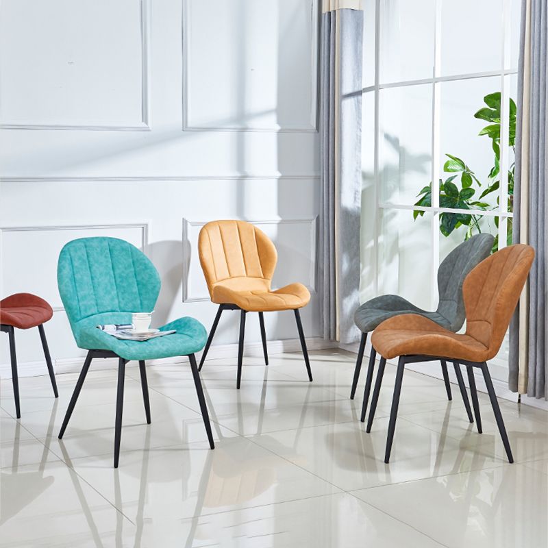 Silla lateral casera tapizada escandinava Silla de comedor con respaldo lateral y acabado mate