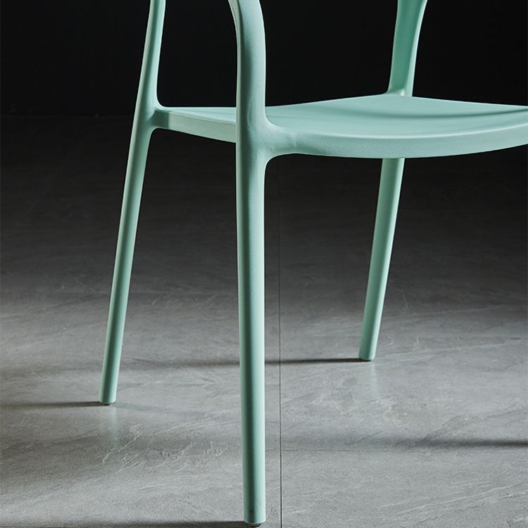 Sillón de estilo moderno con respaldo abierto y patas de plástico para cocina