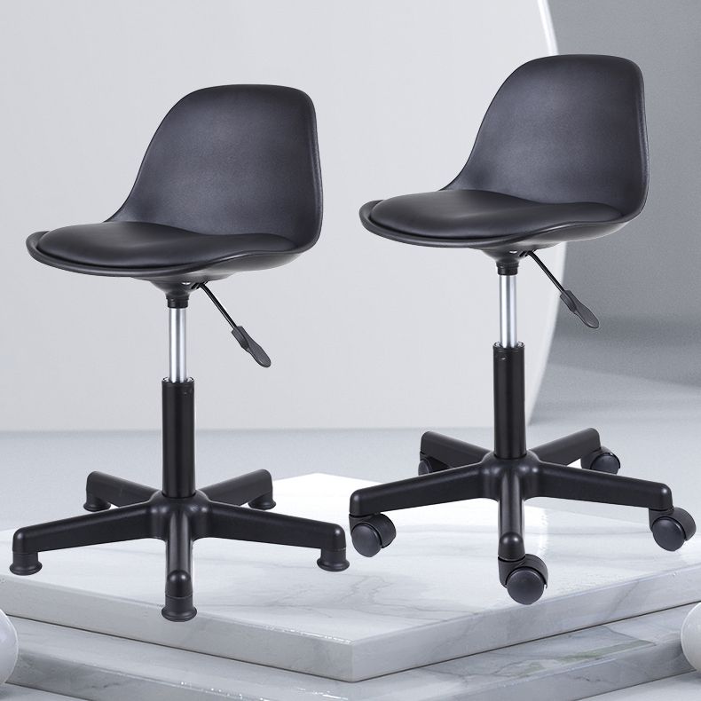 Taburete de bar giratorio de cuero contemporáneo, taburete de bar con respaldo bajo para interiores y patas de hierro