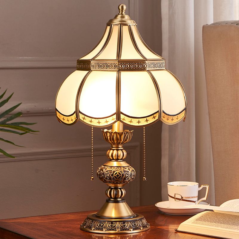 Lampada da banco notturna in ottone smerlato tradizionale vetro bianco a 2 bulbina leggera con interruttore a catena a trazione
