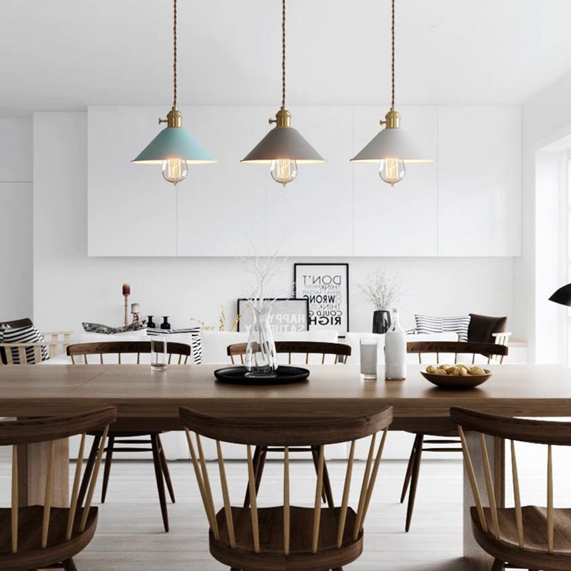 Forme de cône en métal Lumières suspendues modernes à 1 lumière suspendue à support pour salle à manger