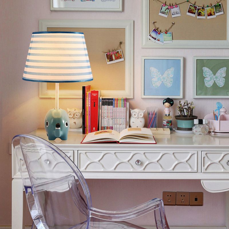 Luz de mesa de mesa de dibujos animados Lámpara de noche de tela de niños de 1 luces con elefante de resina en azul