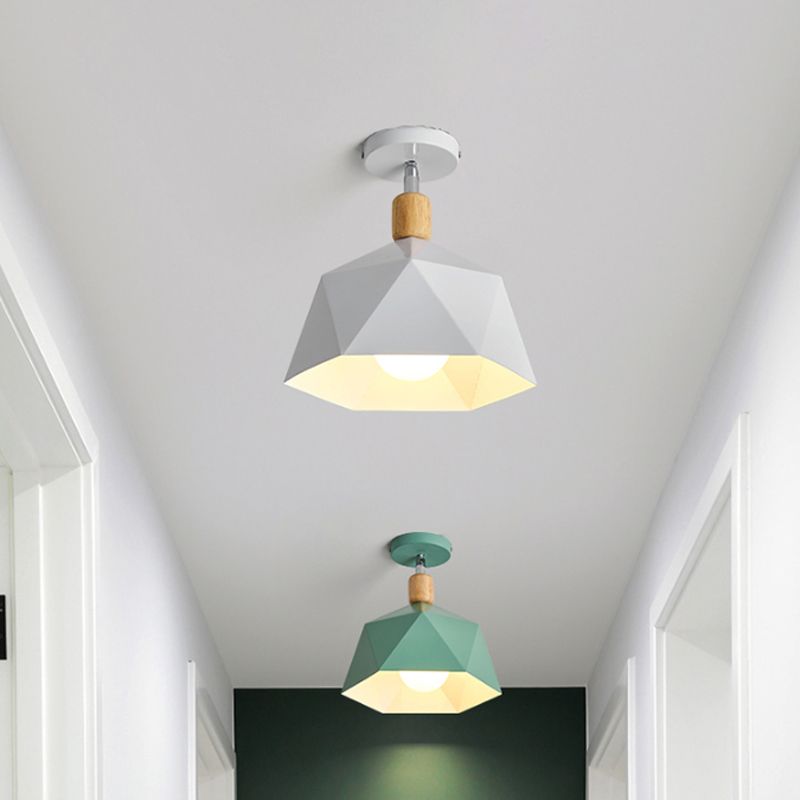 Lámpara de montaje en techo giratoria Macaron de 1 bombilla metálica semi empotrada Polygon Corridor en verde/gris/blanco con detalles en madera