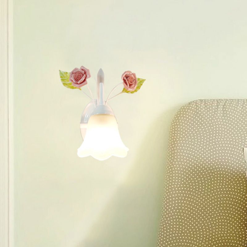 Campo de lámpara montada en la pared de flor de vidrio marfil. 1 cabezal de la sala de estar luminosa lámpara en blanco/rosa/azul