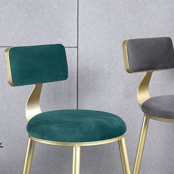 Tabouret de comptoir sans accoudoirs avec dossier Glam, tabouret de bar en fer pour salon de beauté avec coussin en daim