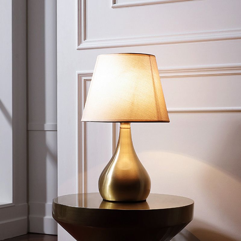 Lampada da tavolo metallica a forma di urna Simplicity Lampada da comodino con finitura in ottone a 1 luce con paralume in tessuto a botte