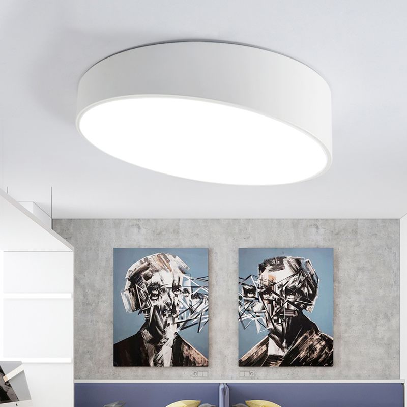Schuine LED-plafondlamp Noordse metalen slaapkamerinbouwlamp met ronde acrylkap
