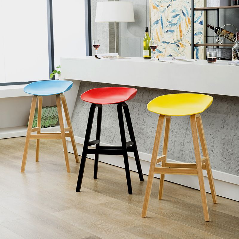 Taburetes de bar escandinavos sin respaldo de los taburetes plásticos de madera con el asiento del cubo