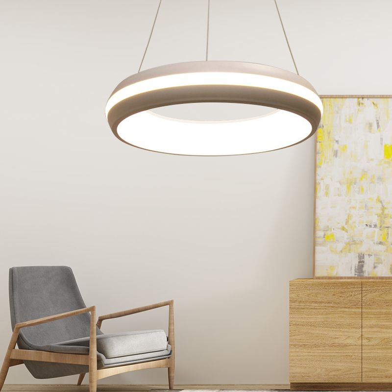 Donut Metal Metal Modernista LED White/Grey Hanging Lighture en tercera marcha, 19 "/25" de ancho