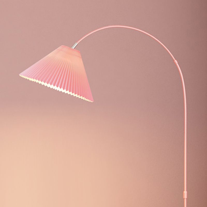 Lámpara de lectura de piso de metal moderna Luz de piso de 1 luz con escritorio para dormitorio
