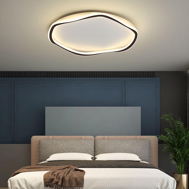 Los LED lineales acrílicos están instalados en dispositivos de fijación de techo de hierro lacado de estilo moderno en espacios interiores.