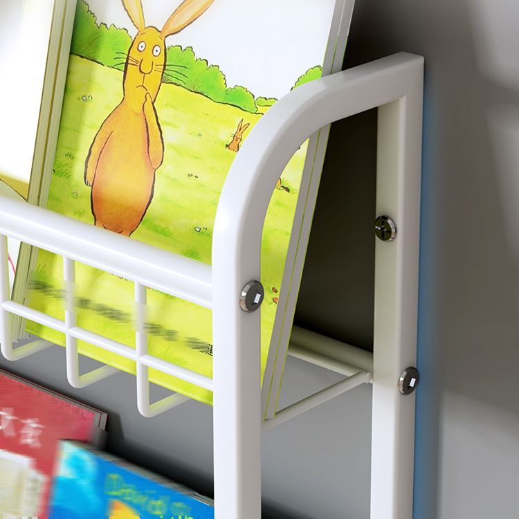 Libreria bianca in stile contemporaneo montato su una libreria per l'home office