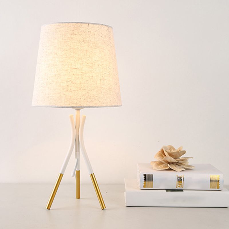 Lámpara de mesa de tela cónica Nordic 1 bulbo de color negro/blanco y dorado luz de soporte para dormitorio