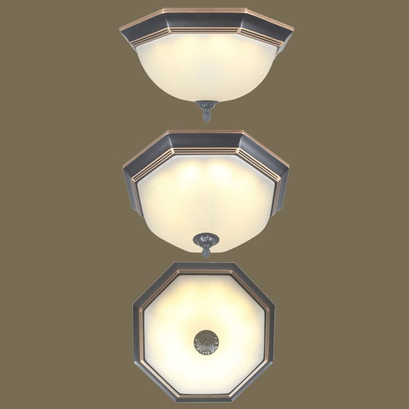 Plafonnier octogonal noir en fer forgé de style classique traditionnel avec abat-jour en verre
