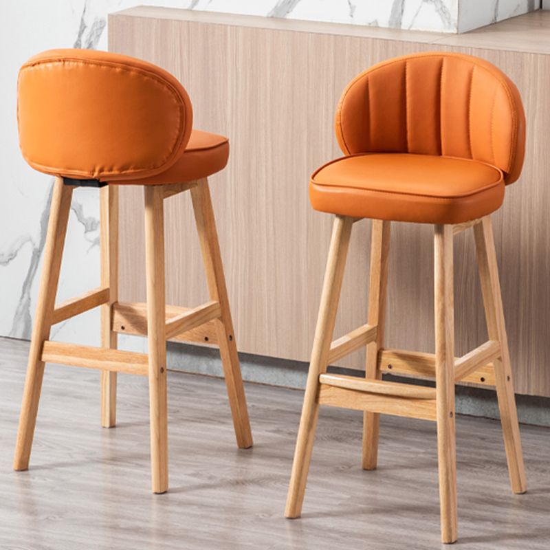 Taburete de bar Bristol de madera maciza de cuero contemporáneo con reposapiés y respaldo bajo