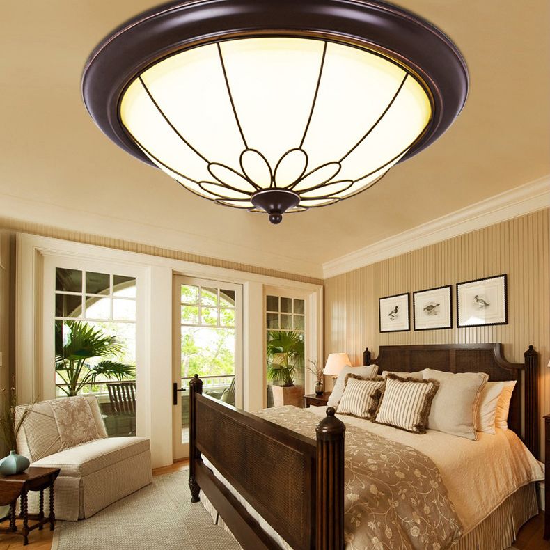 Koepelvormige plafondinbouwlamp in de hal, landelijke stijl, wit glas, zwart, inbouw LED-licht