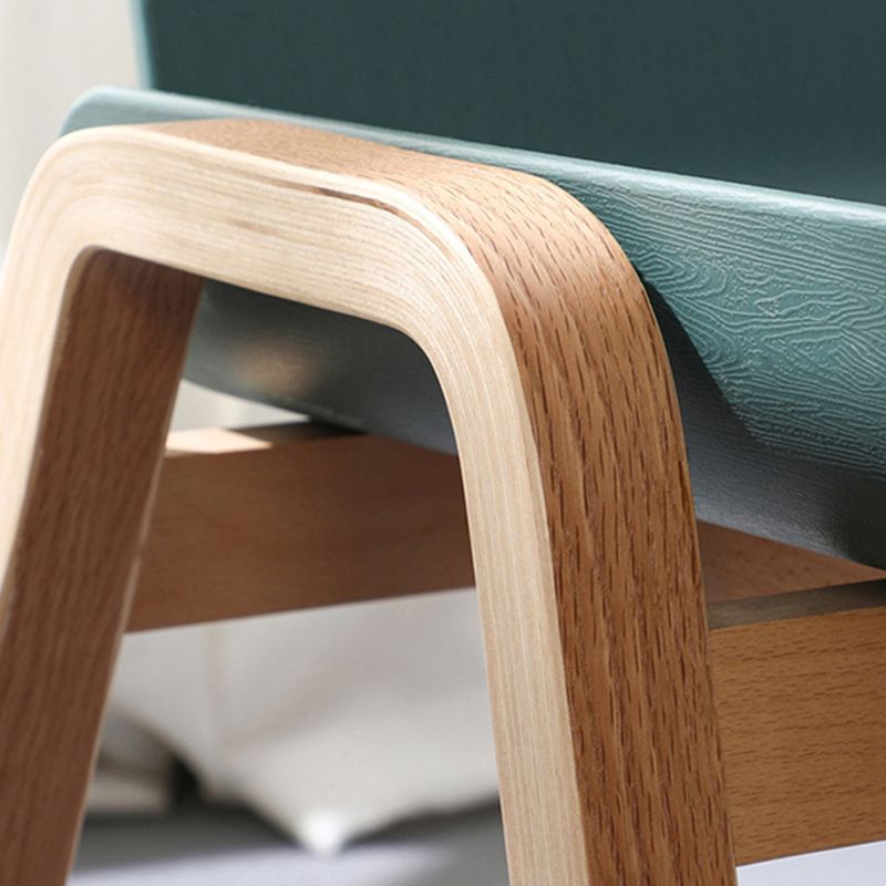 Sillón de comedor apilable escandinavo con respaldo macizo y patas de madera