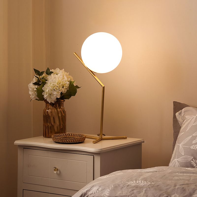 Lampada da scrivania in vetro in stile moderno Lampade da tavolo per negozio di caffè con paralume a globo bianco